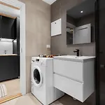 Top-floor With Balcony 5 Pax 아파트